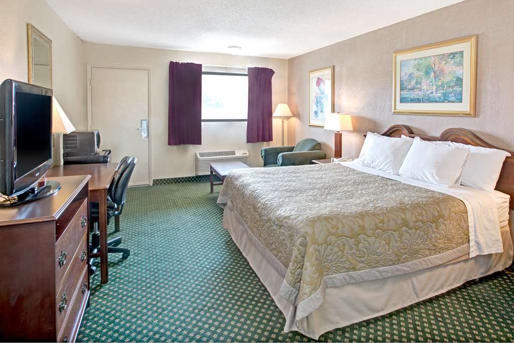 Super 8 By Wyndham Shelby Hotel Room photo