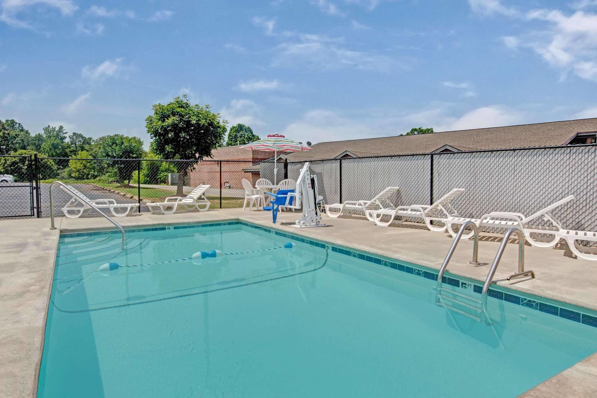Super 8 By Wyndham Shelby Hotel Exterior photo