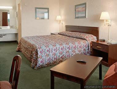 Super 8 By Wyndham Shelby Hotel Exterior photo